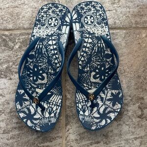 Tory Burch Navy and White Patterned Sandals